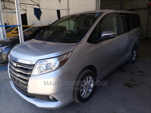 Toyota Noah 2.0 AWD (8 Seater) 2015 Silver