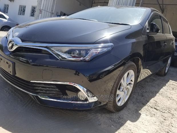 2015 Toyota Auris Black: High-end Compact Sedan with Elegant Design