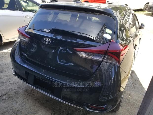 2015 Toyota Auris Black: High-end Compact Sedan with Elegant Design