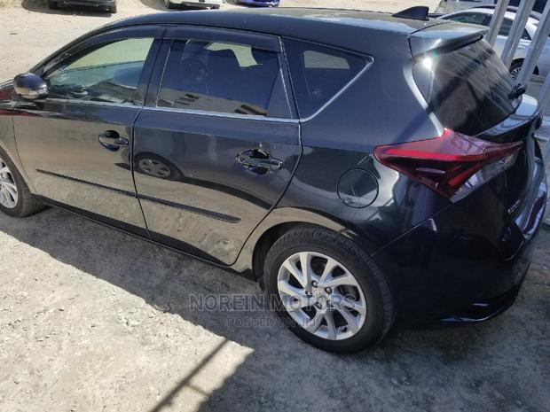 2015 Toyota Auris Black: High-end Compact Sedan with Elegant Design