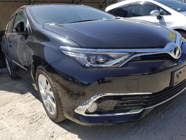 2015 Toyota Auris Black: High-end Compact Sedan with Elegant Design