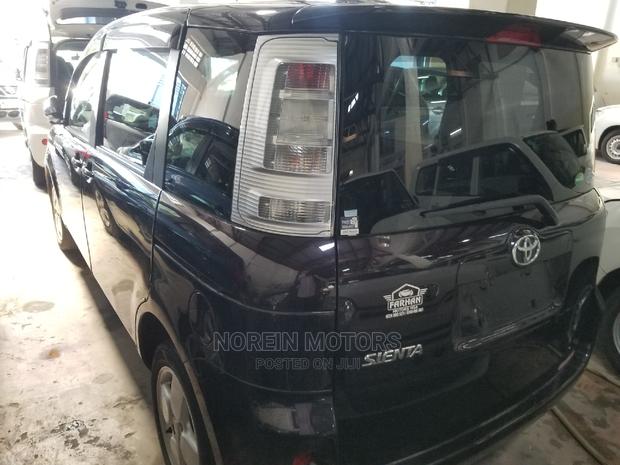 High Quality 2014 Toyota Sienta 1.5 AWD in Eye-Catching Purple