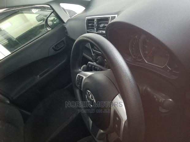 High Quality 2014 Toyota Sienta 1.5 AWD in Eye-Catching Purple
