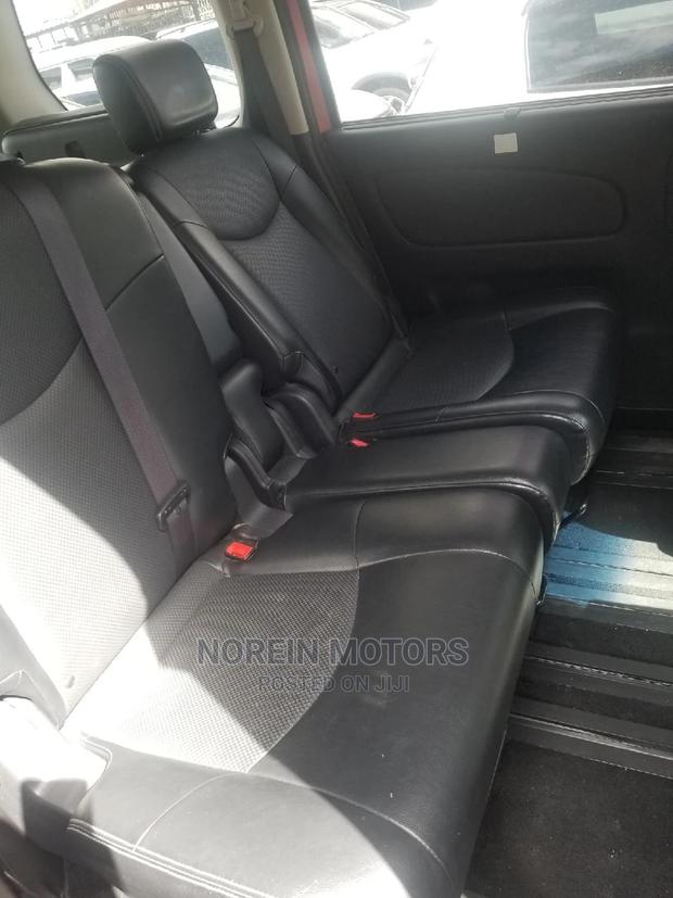 2015 Nissan Serena in Orange: Comfort and Aesthetics