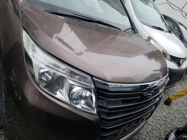 2015 Toyota Noah AWD 8 Seater - Gray, premium comfort and style