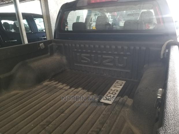 Isuzu D-Max 2015: Blue, Powerful Pickup Truck