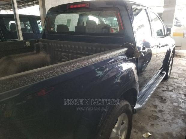 Isuzu D-Max 2015: Blue, Powerful Pickup Truck