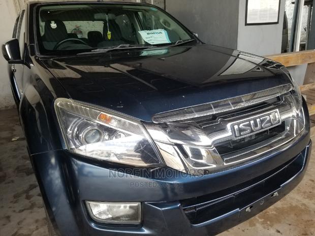 Isuzu D-Max 2015: Blue, Powerful Pickup Truck