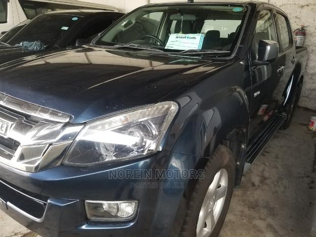 Isuzu D-Max 2015: Blue, Powerful Pickup Truck