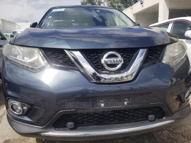2015 Nissan X-Trail Blue: Compact SUV for Urban and Off-Road Adventures