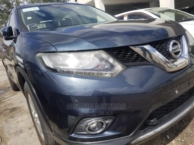 2015 Nissan X-Trail Blue: Compact SUV for Urban and Off-Road Adventures