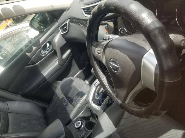 2015 Nissan X-Trail Blue: Compact SUV for Urban and Off-Road Adventures