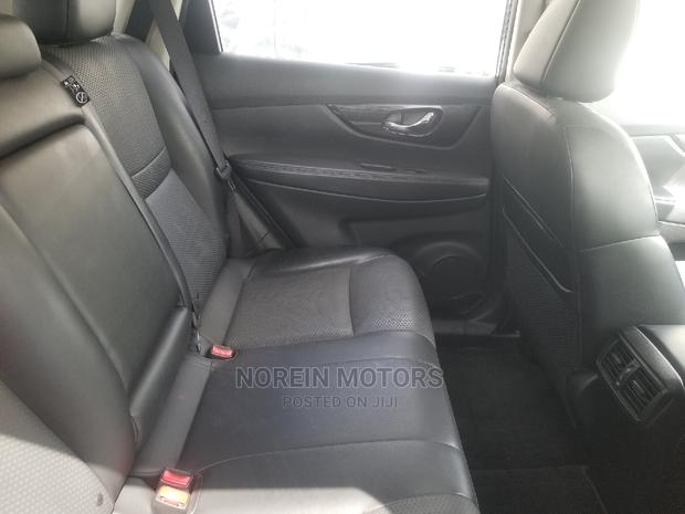 2015 Nissan X-Trail Blue: Compact SUV for Urban and Off-Road Adventures