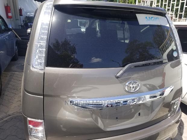 2015 Toyota ISIS 1.8 Platana 2WD Gray - Sedan
