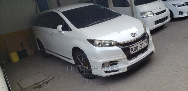 2015 Toyota Wish White: A Comfortable, White Sedan for Your Commute