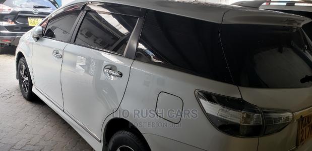 2015 Toyota Wish White: A Comfortable, White Sedan for Your Commute