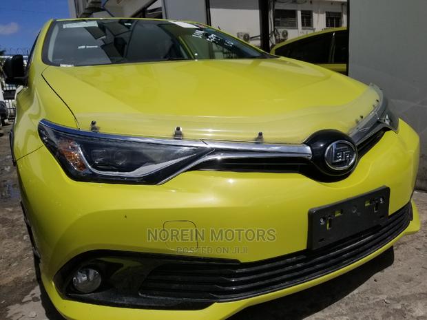 2015 Toyota Auris Yellow: Perfect for City Driving!