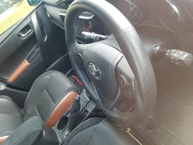 2015 Toyota Auris Yellow: Perfect for City Driving!