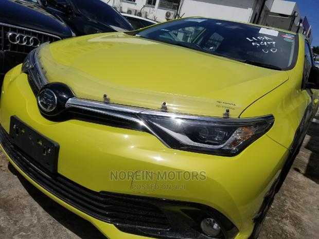 2015 Toyota Auris Yellow: Perfect for City Driving!