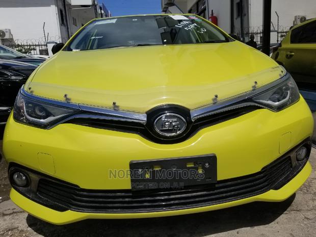 2015 Toyota Auris Yellow: Perfect for City Driving!