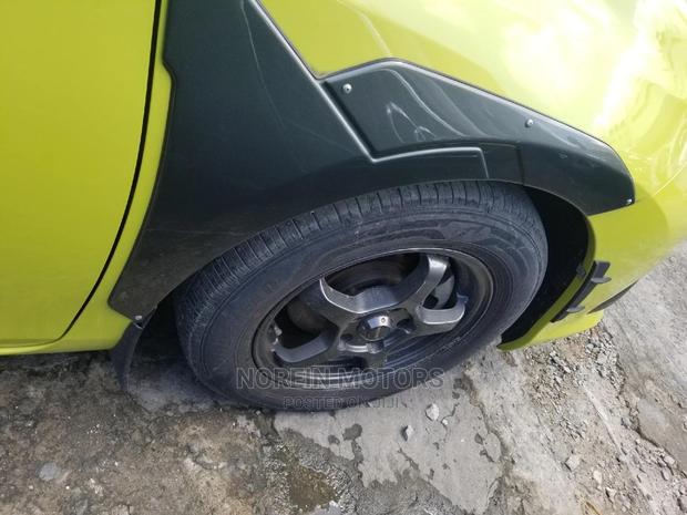 2015 Toyota Auris Yellow: Perfect for City Driving!