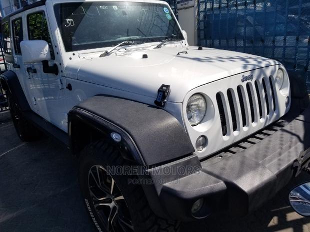 White 2014 Jeep Wrangler: Ready for Off-Road Thrills!