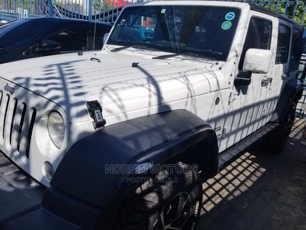 White 2014 Jeep Wrangler: Ready for Off-Road Thrills!