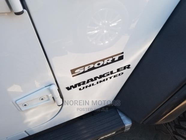 White 2014 Jeep Wrangler: Ready for Off-Road Thrills!