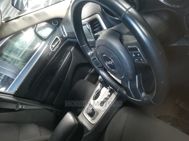 2015 Jeep Grand Cherokee Red: Off-Road SUV with Elegant Red Finish