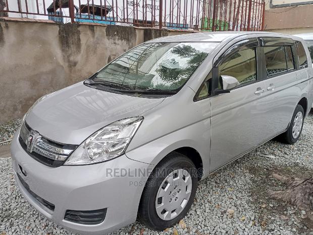 2016 Silver Toyota ISIS - Premium Sedan for Your Drive