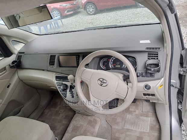 2016 Silver Toyota ISIS - Premium Sedan for Your Drive