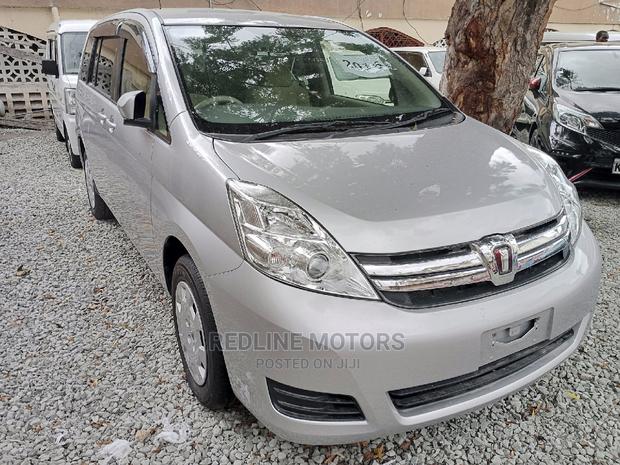 2016 Silver Toyota ISIS - Premium Sedan for Your Drive
