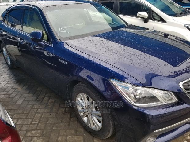 Blue 2015 Toyota Crown: Perfect Blend of Comfort and Power