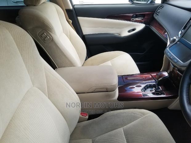 Blue 2015 Toyota Crown: Perfect Blend of Comfort and Power