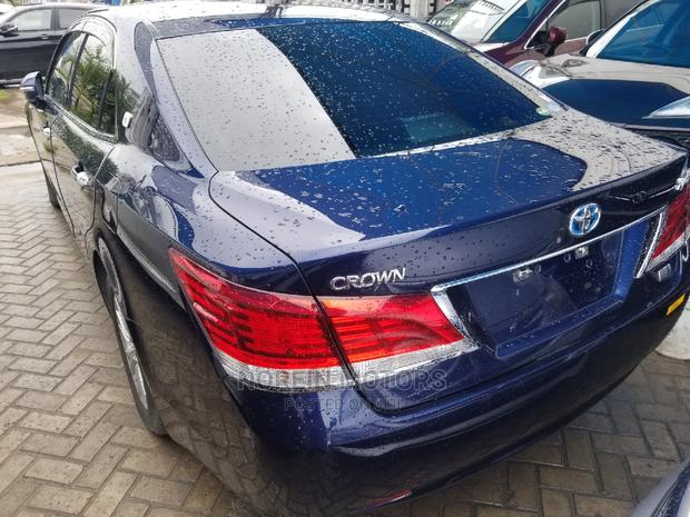 Blue 2015 Toyota Crown: Perfect Blend of Comfort and Power