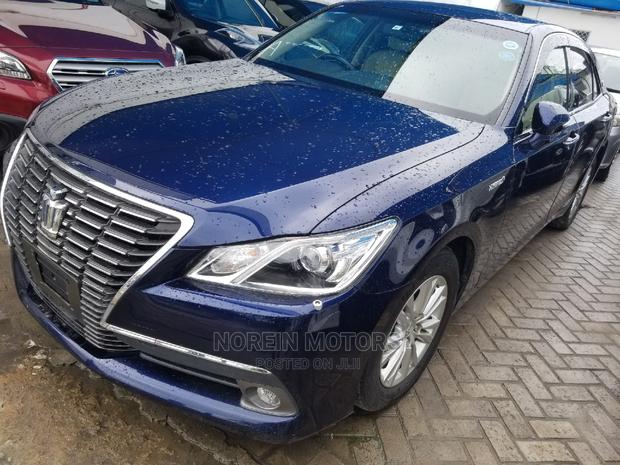 Blue 2015 Toyota Crown: Perfect Blend of Comfort and Power