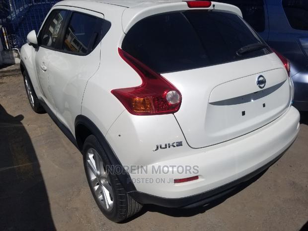 White Nissan Juke 2014: Compact Crossover with Pizzazz