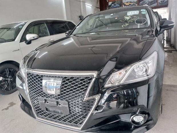 Toyota Crown Black 2016 - Unmatched Style and Comfort