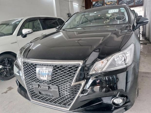 Toyota Crown Black 2016 - Unmatched Style and Comfort