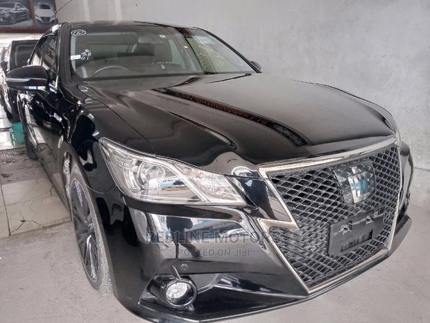 Toyota Crown Black 2016 - Unmatched Style and Comfort