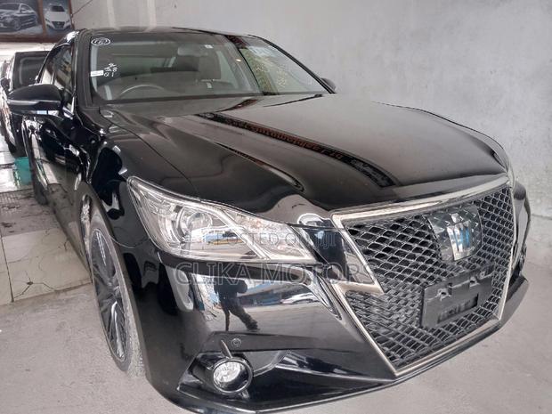 Toyota Crown Black 2016 - Unmatched Style and Comfort