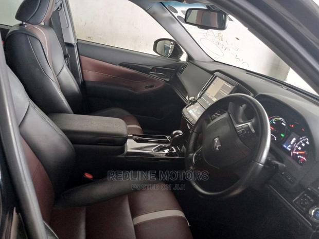 Toyota Crown Black 2016 - Unmatched Style and Comfort