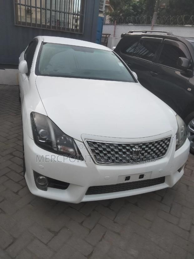 White Toyota Crown 2012: Quality Sedan at an Affordable Price