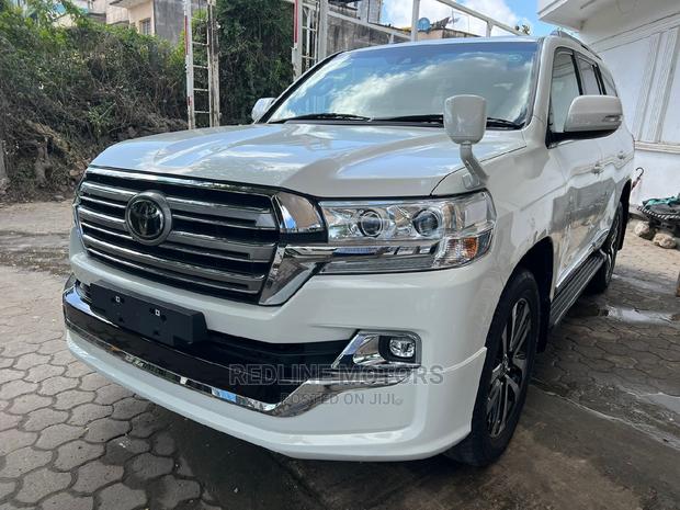 2017 Toyota Land Cruiser Prado - White: Unmatched Off-Road Performance