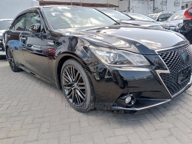 2016 Toyota Crown Matt Black - Modern and Stylish Sedan