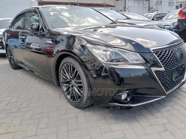 2016 Toyota Crown Matt Black - Modern and Stylish Sedan