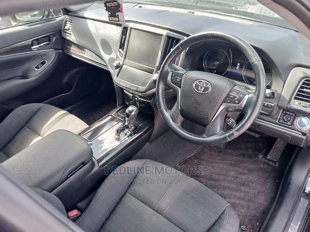 2016 Toyota Crown Matt Black - Modern and Stylish Sedan