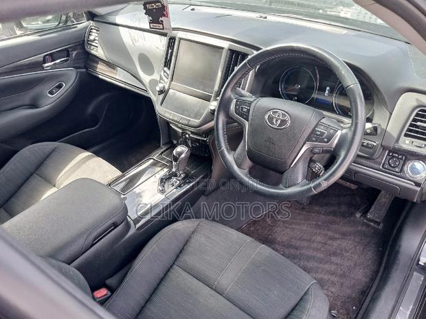 2016 Toyota Crown Matt Black - Modern and Stylish Sedan