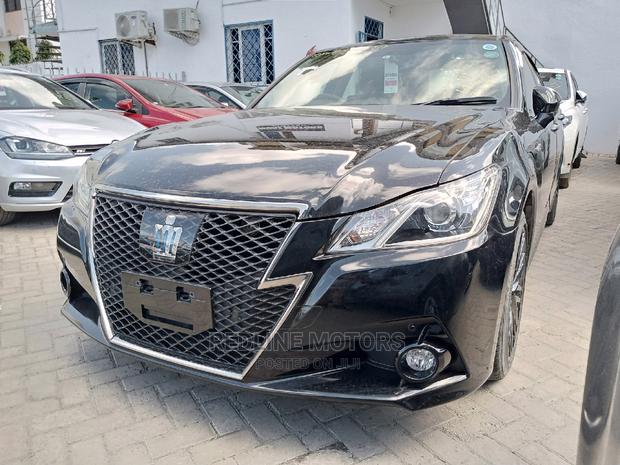 2016 Toyota Crown Matt Black - Modern and Stylish Sedan