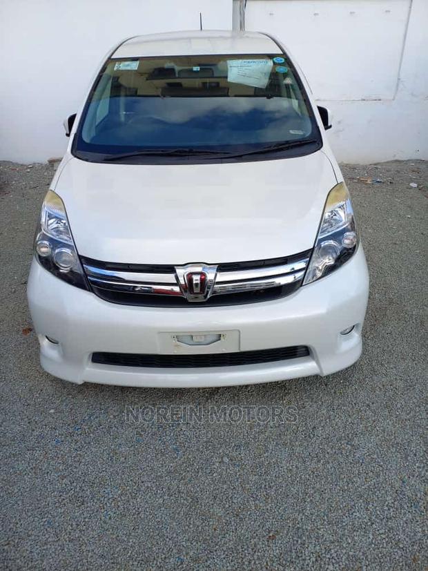 White 2015 Toyota ISIS - Pre-owned Sedan for Everyday Use